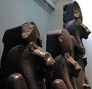 Phòng 4 - Ba bức tượng nữ thần Sakhmet bằng đá granit đen , c. 1400 trước công nguyên