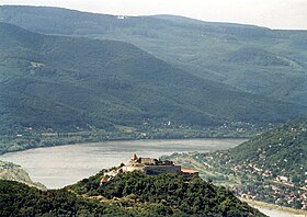 Vue du Coude du Danube avec la citadelle de Visegrád au premier plan.