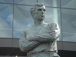 פסלו של בובי מור מחוץ לאצטדיון ומבלי