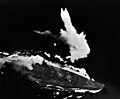Det japanske slagskib Yamato under angreb af amerikanske flystyrker.
