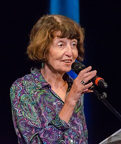 Marie Lundquist läser ur sin kommande diktsamling Gå i svaromål med havet på Tranströmerbiblioteket i Stockholm under Poesimässan 2023.