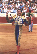 Enrique Ponce ensenyant al públic les dues orelles del toro rebudes com a trofeu