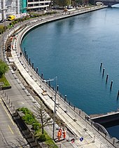 Quai du Rhône à Genève, rive droite, juste en amont du barrage du Seujet. Le Rhône est sur la droite de la photo. Sur la gauche, un quai sur lequel on voit des travaux d'enfouissement de conduites.
