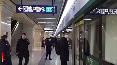 Mga residente kan Wuhan naghahalat kan ultimong biyahe kan tren sa istasyon Metro, alas 10  nin aga, 22 Enero