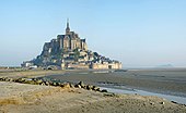 Le mont Saint-Michel, en Normandie, îlot rocheux particulièrement reconnaissable où culmine l'abbaye du mont Saint-Michel