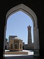 El minarete Kalon visto desde la mezquita Kalon.