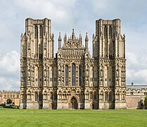 Fachada occidental de la catedral de Wells, con más de 300 figuras, para Banister Fletcher, «el mejor desarrollo en gótico inglés de este tipo de fachadas» [24]​
