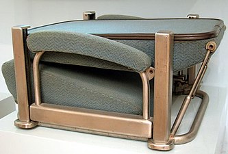 Ein von Raymond Loewy entworfener Klappsitz für ein Schlafwagenabteil. Der zusammengeklappte Sitz konnte unter den Betten verstaut werden.
