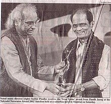Sudhir Phadke receiving 'Sahyadri Swara Ratna Puraskar' from Jasraj in 2002