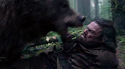 Hugh Glass (DiCaprio) és az őt támadó grizzly medve