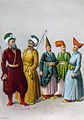 No kreisās: İçoğlan Çavuşları, jauniesaukto jeničeru kalpotāji; Zülüflü Baltacı, viens no sultāna personīgajiem sulaiņiem; Eski Saray Baltacısı, viens no galma sulaiņiem; Muezzin, muedzins.