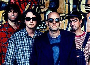 R.E.M. в 1995 году во время концертного тура в поддержку альбома Monster. Слева направо: Питер Бак, Майк Миллз, Майкл Стайп и Билл Берри