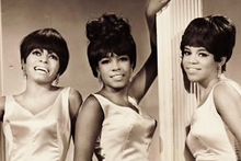 The Supremes: Diana Ross (kushoto), Mary Wilson (kati), Florence Ballard (kulia) mnamo mwaka wa 1965